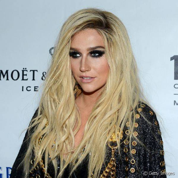 Olhos esfumados e bocas apagadas fazer parte das escolhas da cantora Kesha